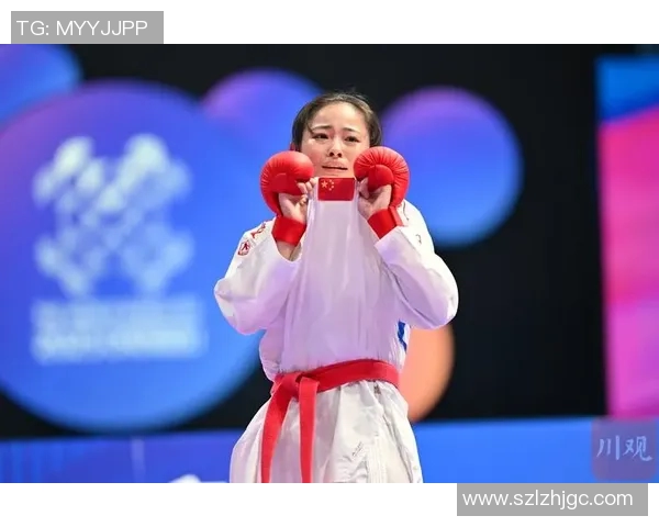 球员身披国旗热泪庆祝夺冠这一幕让无数网友动容 球员身披国旗热泪庆祝夺冠这一幕让无数网友动容